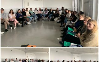 Grupo de fotografias de estudantes numa sala