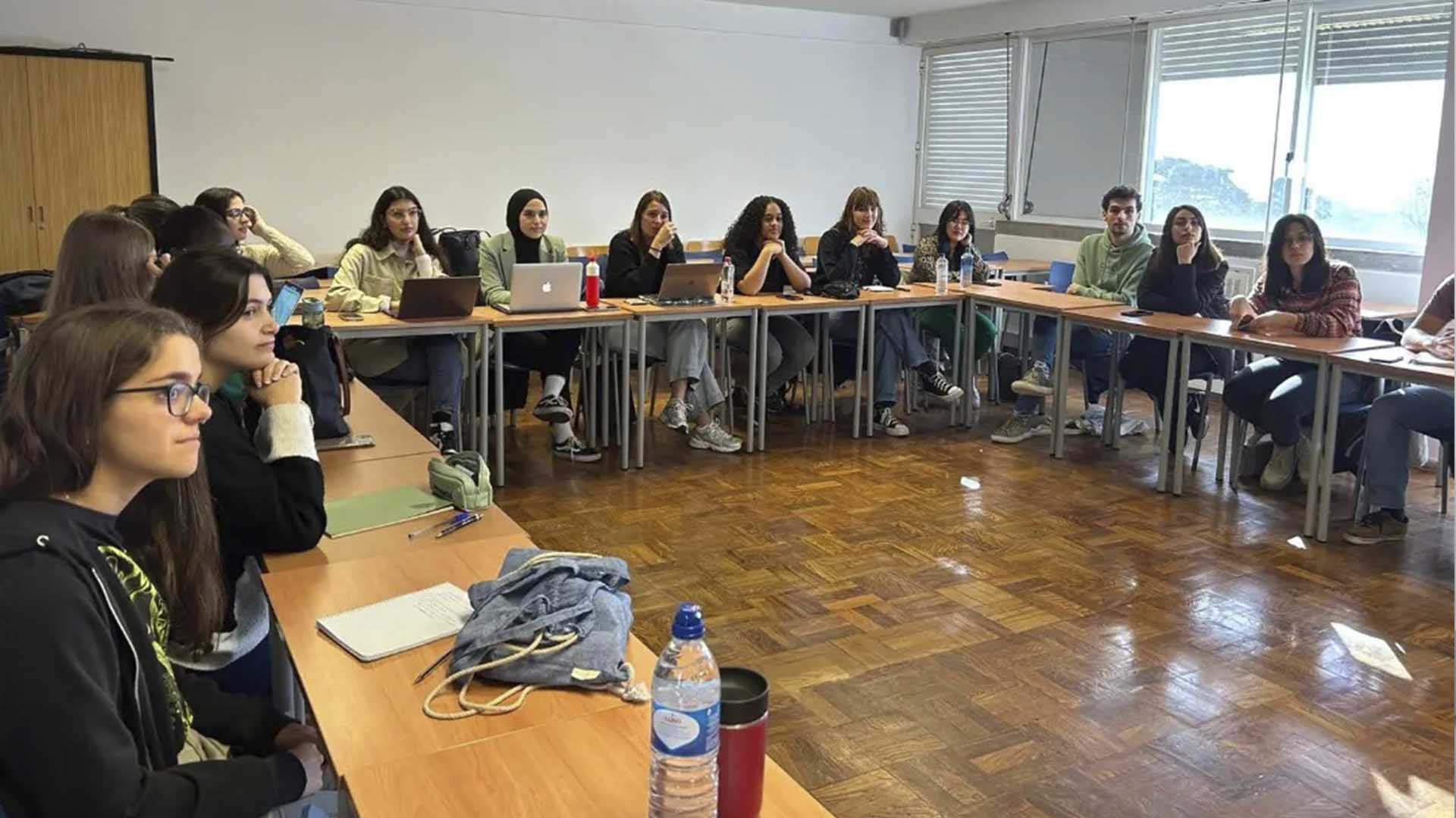 Estudantes sentados numa sala de aula