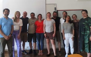 Grupo de pessoas reunidas em uma sala de aula