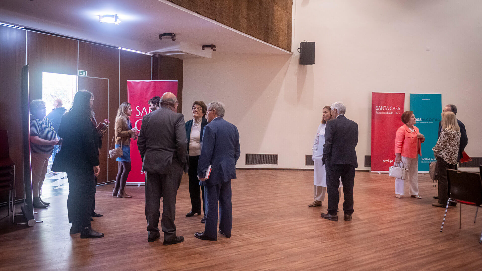 pessoas a conversar num intervalo da Conferência Outros Saberes