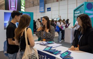 Stand da ESSAlcoitão na Futurália com jovens a receber informação