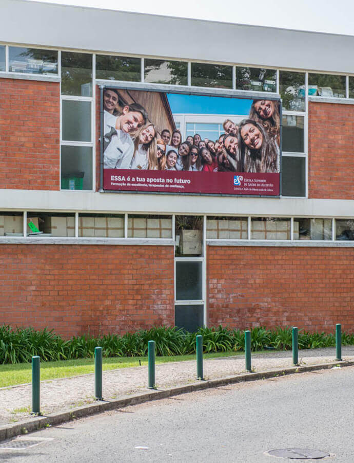 placa na fachada da escola