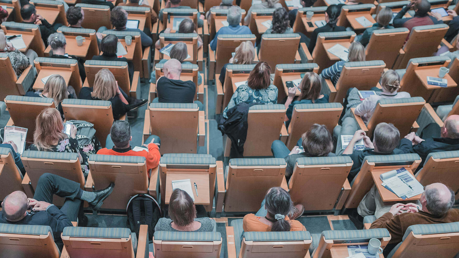 Grupo de pessoas sentadas numa sala de aula