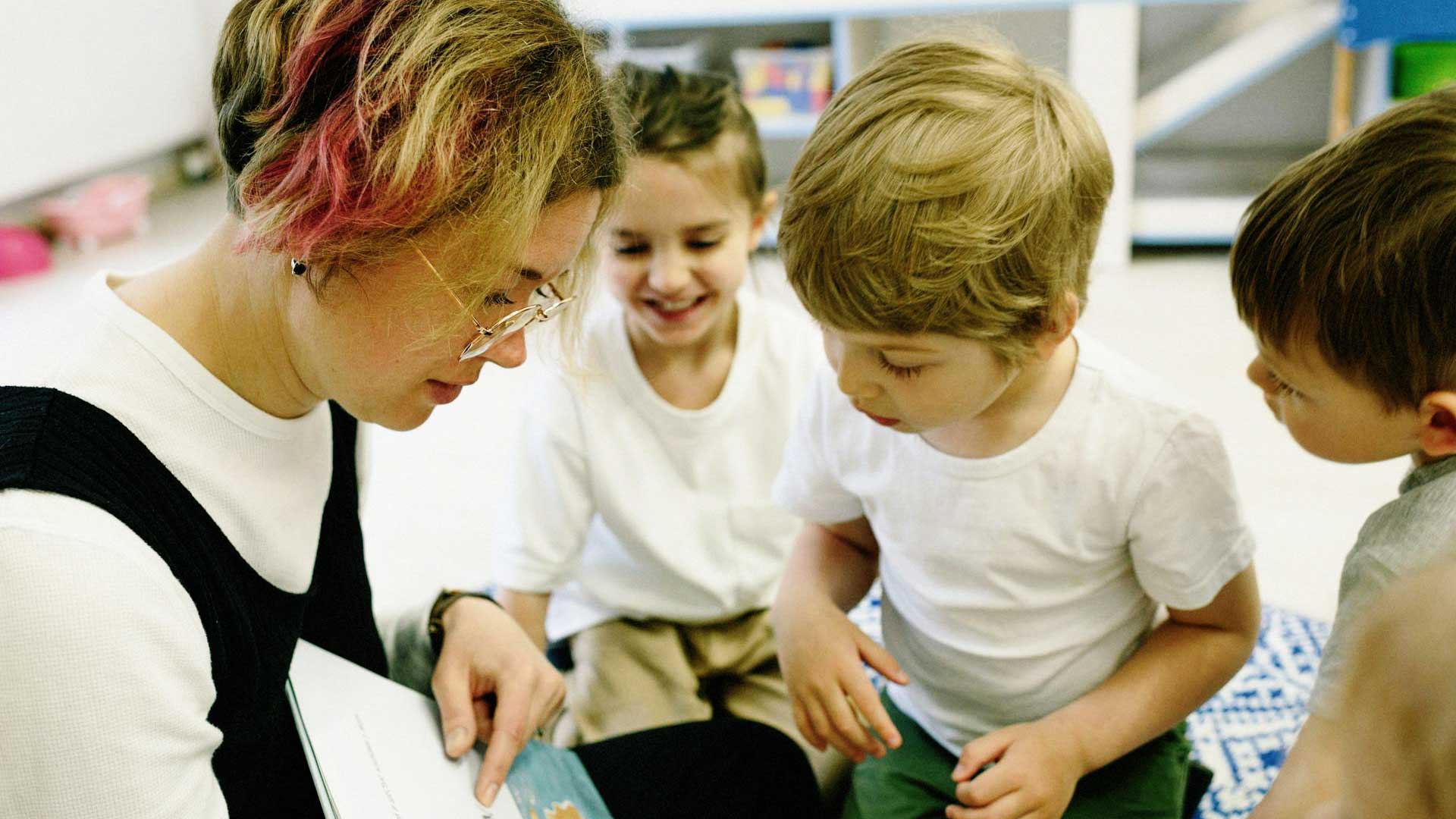 crianças e educadora no jardim escola