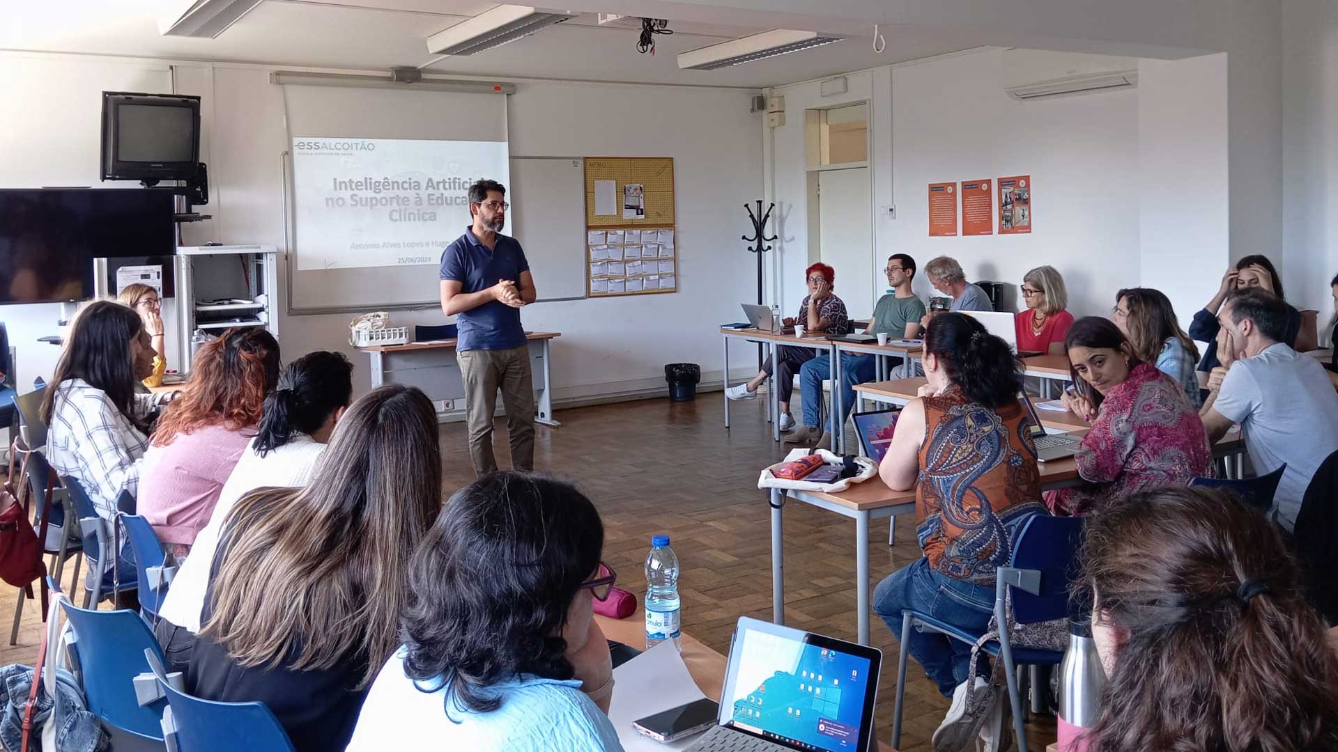 Sala repleta na Reunião Geral de Educadores Clínicos