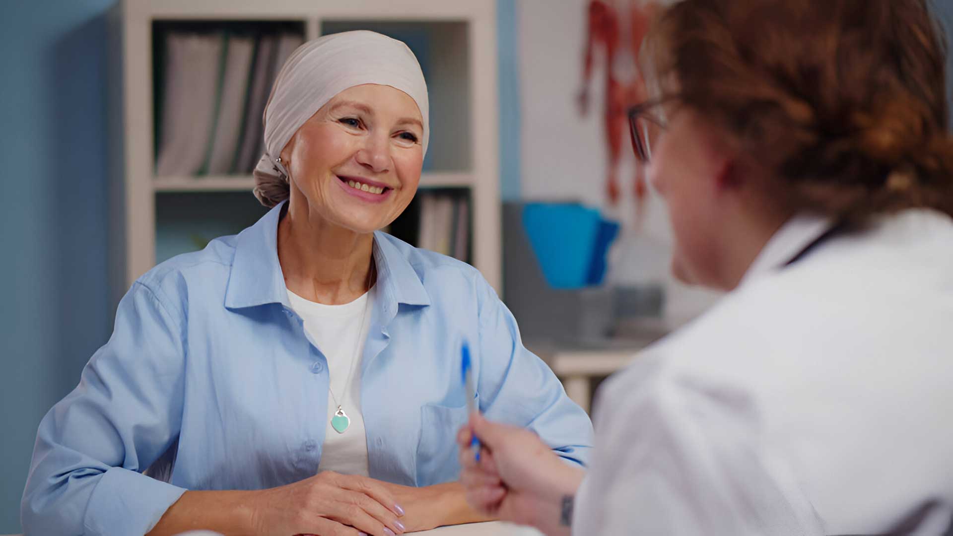 Doente oncológica conversa com médico