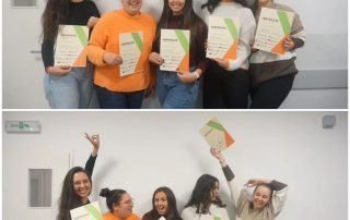 Grupo de pessoas posando e sorrindo com certificado