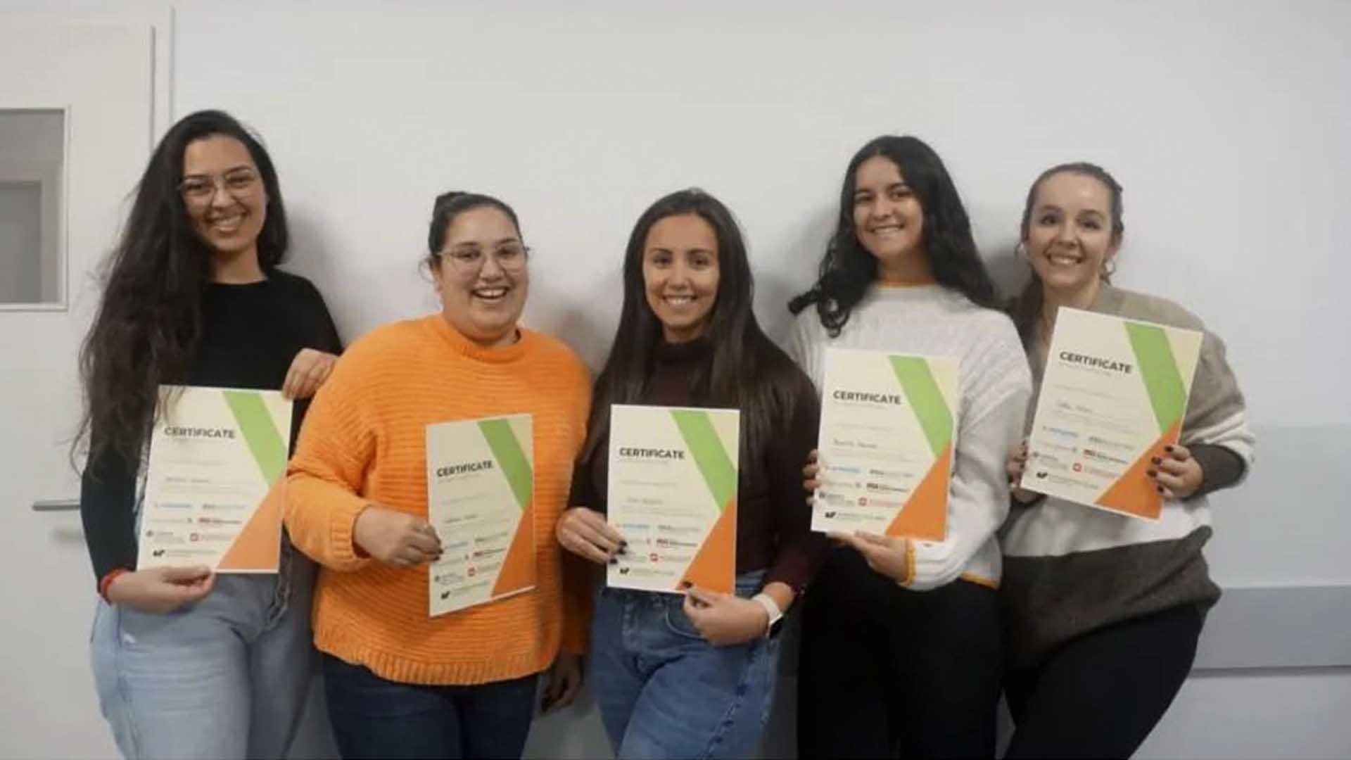 Grupo de pessoas posando com certificados