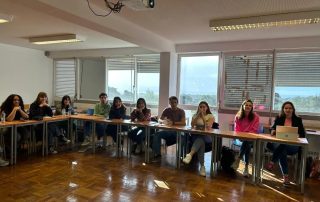 Estudantes sentados numa sala de aula