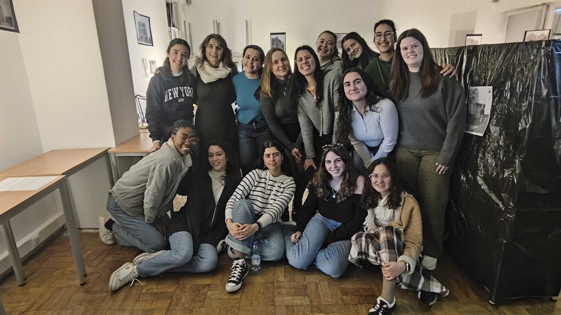 Grupo de alunas a pousar para fotografia numa sala de aula