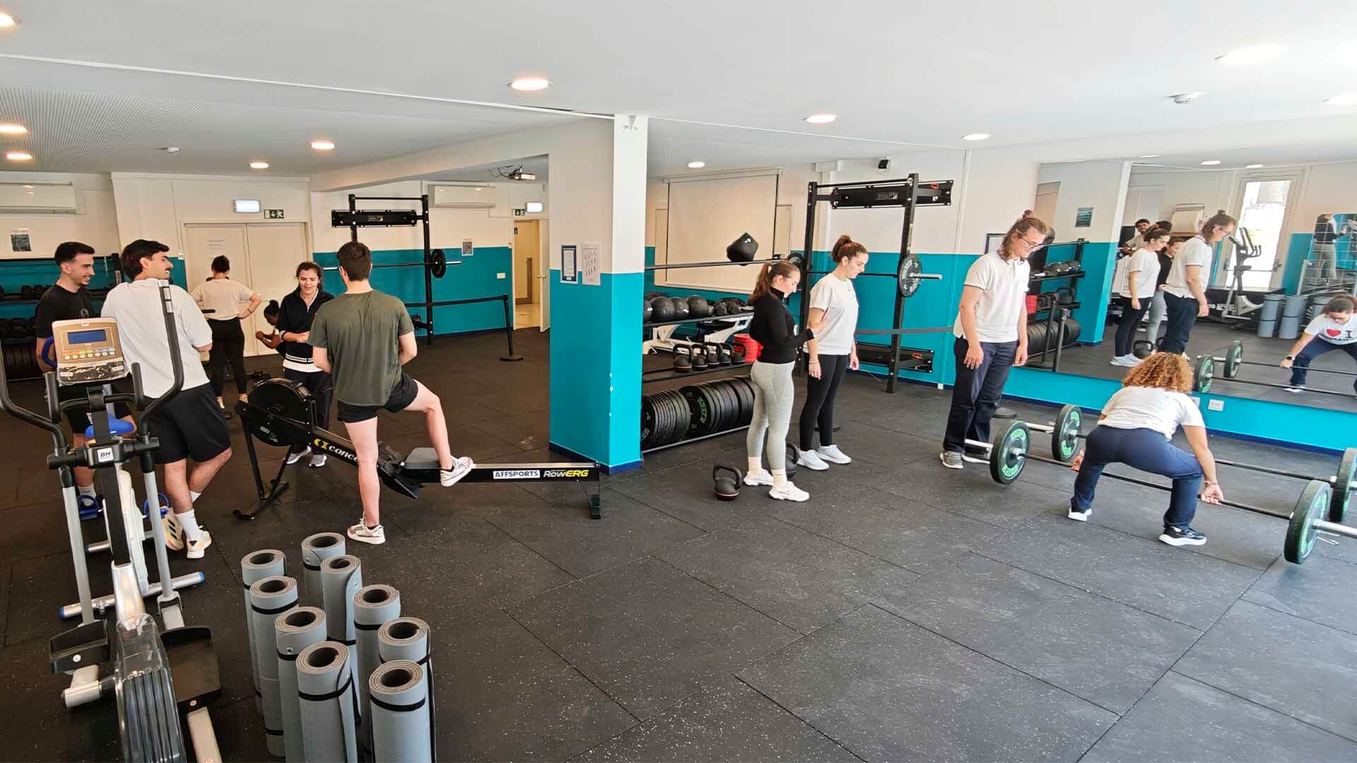 Sala de treino da ESSAlcoitão com alunos a fazer exercícios nas máquinas